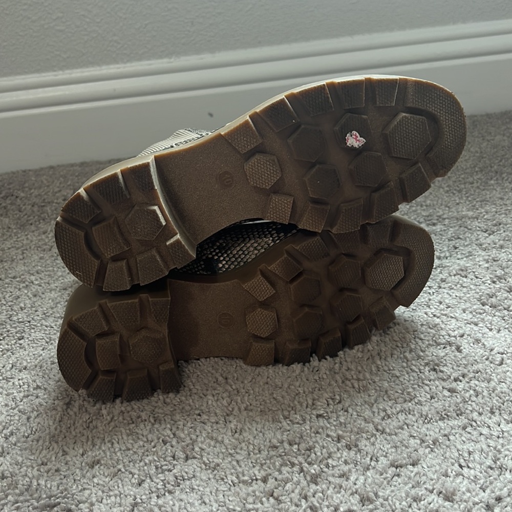 Universal Thread Snakeskin Chelsea Boots - Womens 10 - Picture 6 of 9